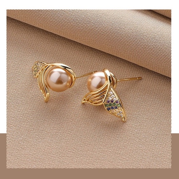 💎 BOGO❗️ PRICE🔻 Mermaid’s Tail Pearl Earrings - Picture 6 of 7